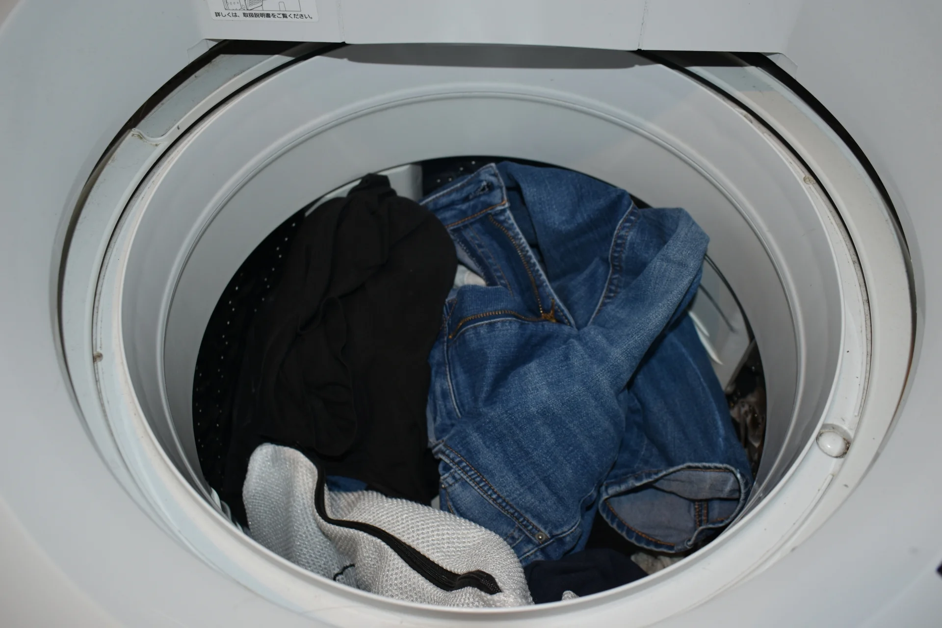 使用洗衣球注意事項-衣物顏色深淺也須顧慮