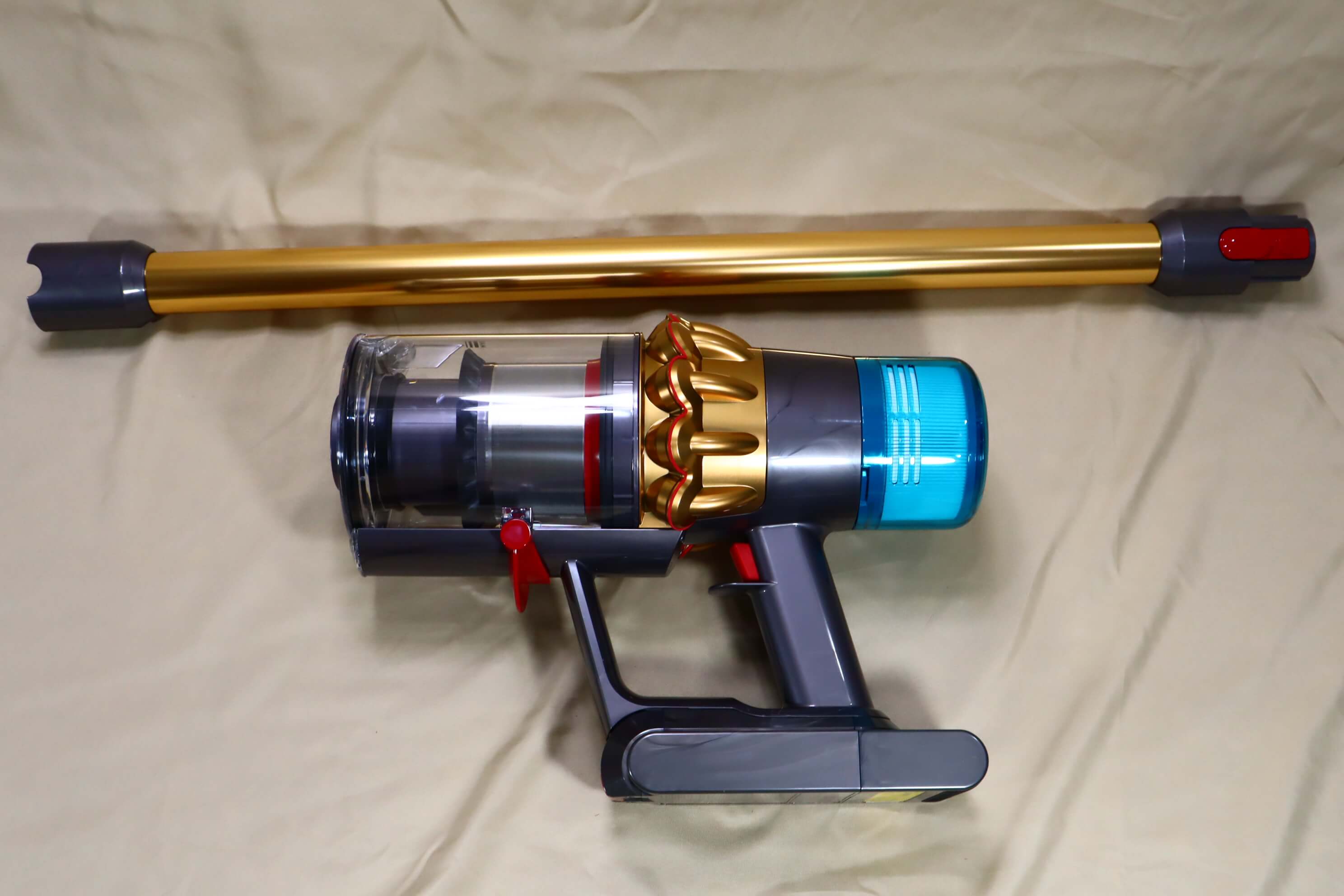dyson v15吸塵器的吸頭有兩種裝法，使用金色接管